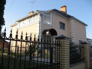 Варианты отделки дома фасадной лепниной