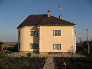 Варианты отделки дома фасадной лепниной