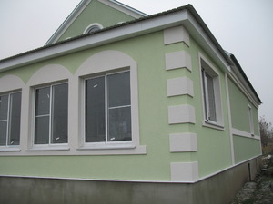 Варианты отделки дома фасадной лепниной