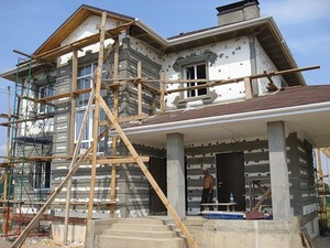 Варианты отделки дома фасадной лепниной