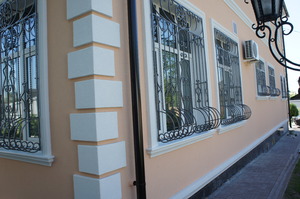 Варианты отделки дома фасадной лепниной